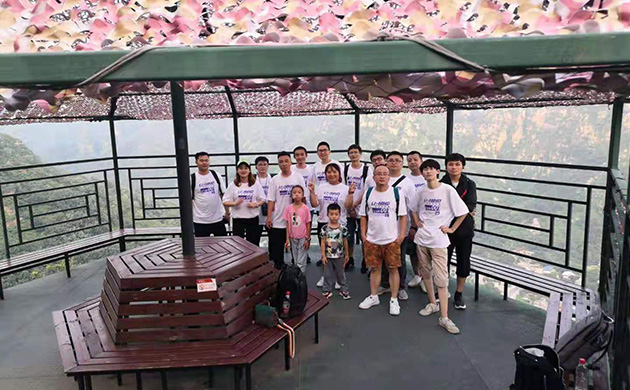 呼叫易團(tuán)隊(duì)勇攀石林峽