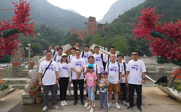 呼叫易團(tuán)隊(duì)勇攀石林峽